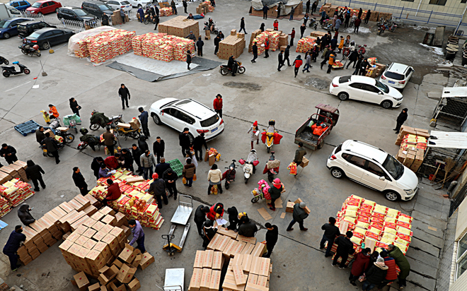 公司為職工發放春節福利 （1）.jpg